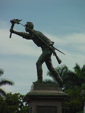 Monumento Nacional a Juan Santamaría
vencedor de la guerra contra los piratas en 1856
(foto Susanne Ahlstav)