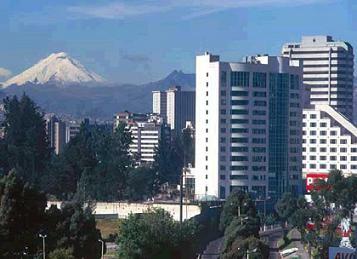 Vista del volcán Cotopaxi desde Quito