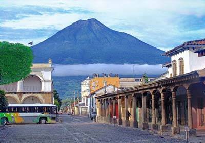 Antigua al pie del volcán Agua