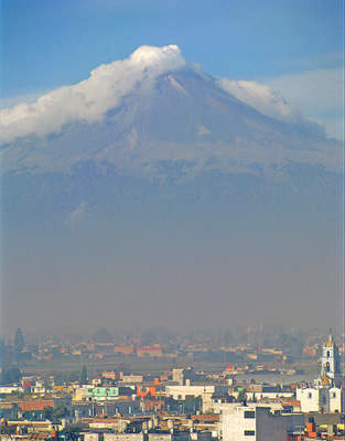 La ciudad de Cholula al pie del
volcán Popocatepetl