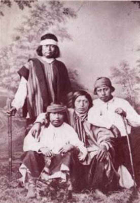La comunidad mapuche es  uno
de los últimos vestigios de los pueblos
precolombianos en Chile
(http://home.hetnet.nl/~tunit)